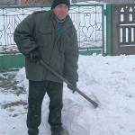 Radosław Wawrzyniak przy odgarnianiu śniegu