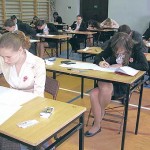 Licealiści w trakcie pisania egzaminu dojrzałości