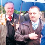 Mieczysław Podlewski do niedawna pod wspólnym parasolem z burmistrzem Strużyńskim