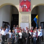 Wspólne zdjęcie pielgrzymów ze Słupcy i Goliny przed kościołem św. Stanisława Kostki.