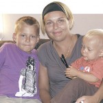 Teraz Igor (z lewej) jest już zdrowy (na zdjęciu z mamą i bratem Nikodemem)