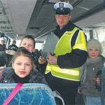 Z dziećmi rozmawiał także wrzesiński policjant sierż.sztab. Marcin Koska