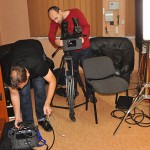 Ekipa telewizyjna w pokoju redakcyjnym „Gazety Słupeckiej”