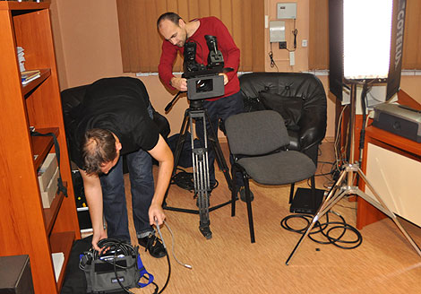 Ekipa telewizyjna w pokoju redakcyjnym „Gazety Słupeckiej”